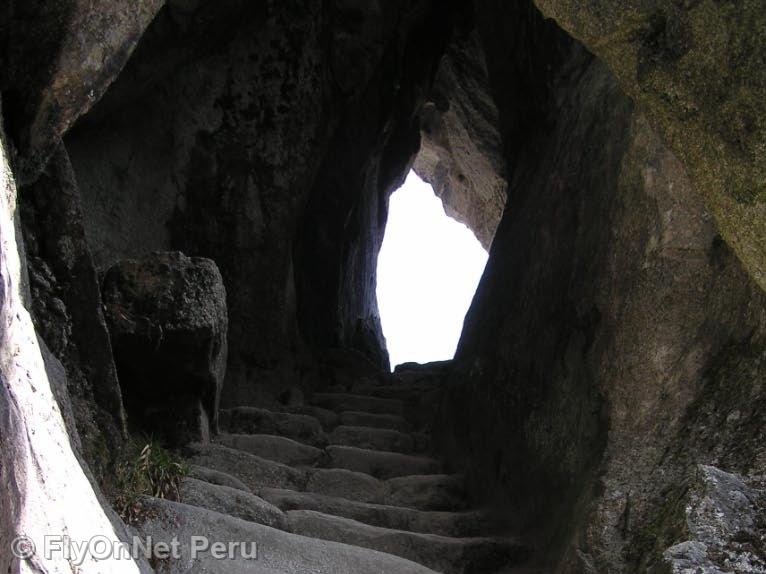Álbum de fotos: Túnel cavado en la roca en el Camino Inca