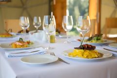 Comida en el domo geodésico