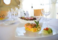 Comida en el domo geodésico