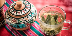 Infusión de hojas de coca durante el trekking