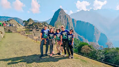 Excursionistas en Machu Picchu